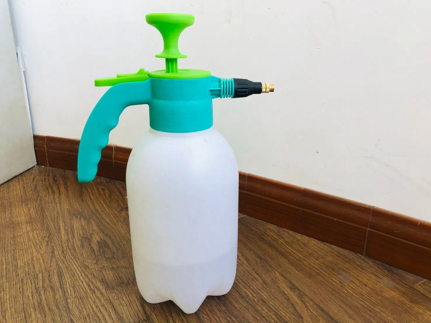 2L Hand Pressure Water Mist Sprayer Garden Tool