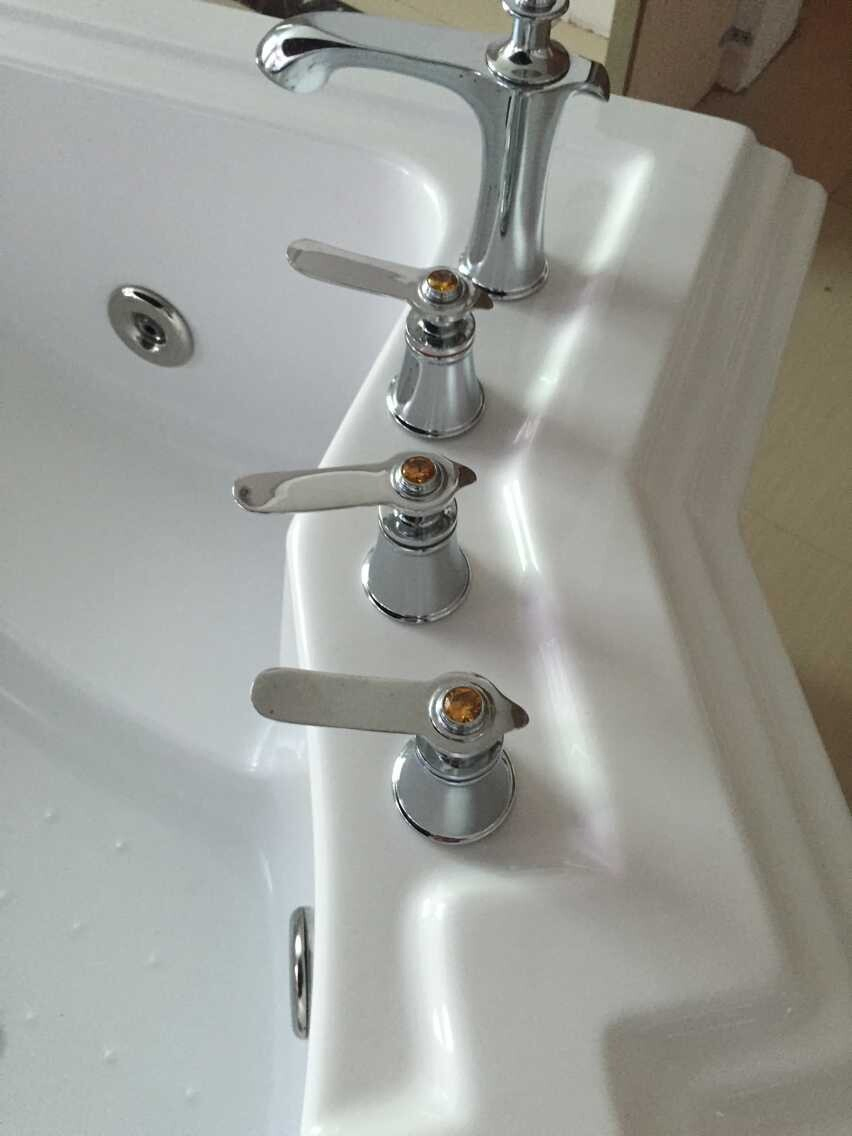 Угловая гидромассажная ванна с водопадом и цифровым управлением