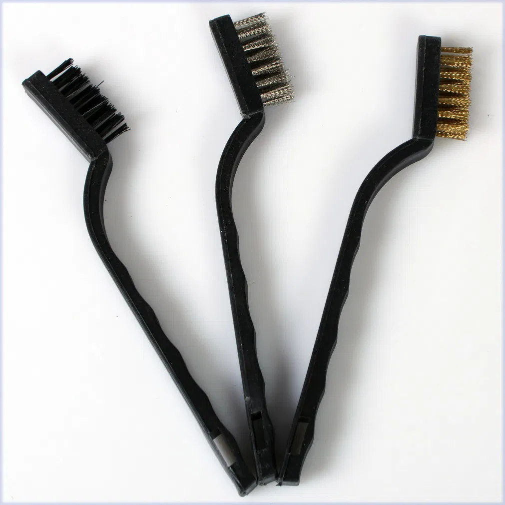 Щётка металлическая с пластиковой ручкой, черная