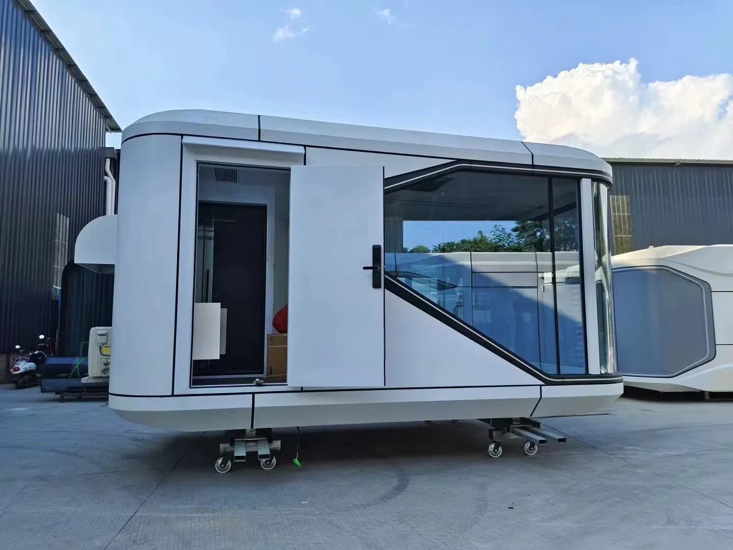 Container Home Capsule House - Glamping Villa with Tech-Integrated Smart Design