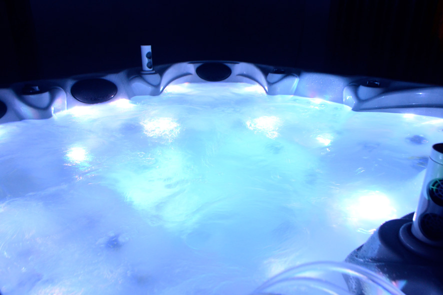 Роскошная SPA-ванна для релаксации и вечеринок