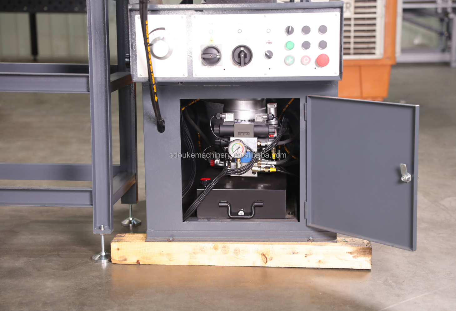 Ленточная пила по металлу отрезная промышленная