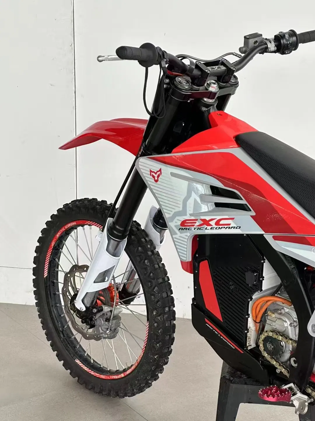Arctic Leopard Cheetah Race Edition: Lightweight Titanium Frame E-Motorcycle