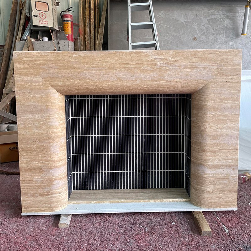 Каминный портал из бежевого травертина для гостиной