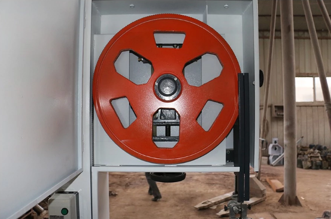 Ленточная пила по дереву вертикальная универсальная