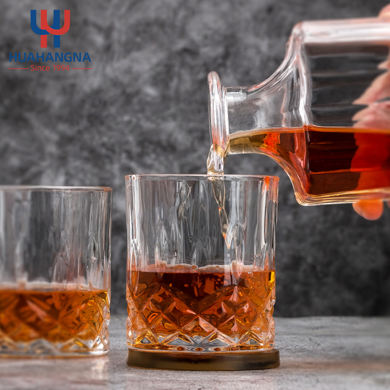 Best Selling Suppliers 25oz Engraved Square Crystal Decanter Whiskey Set with Whiskey Stone Coasters for Men