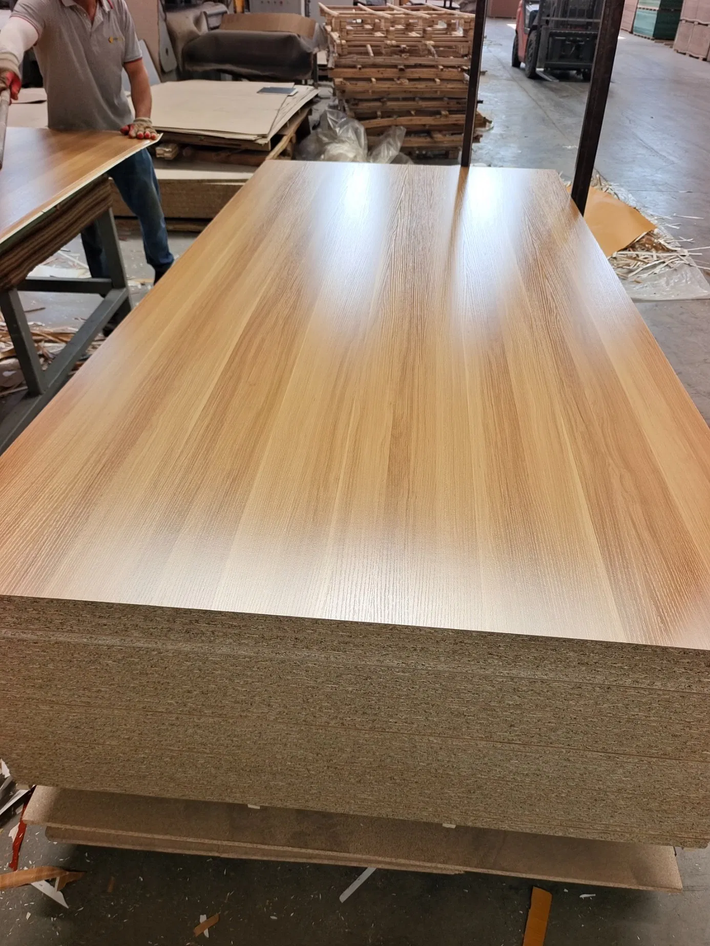 Hot Sale White Melamine Particle Board 9-25mm Chipboard/ Flakeboard/Particle Board for Furniture