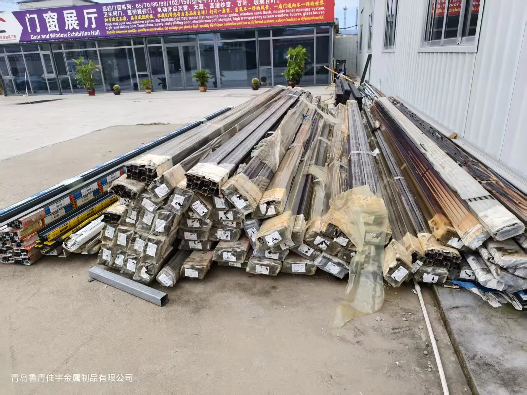 Aluminum Frame Glass Adjustable Blinds Produced by The Factory