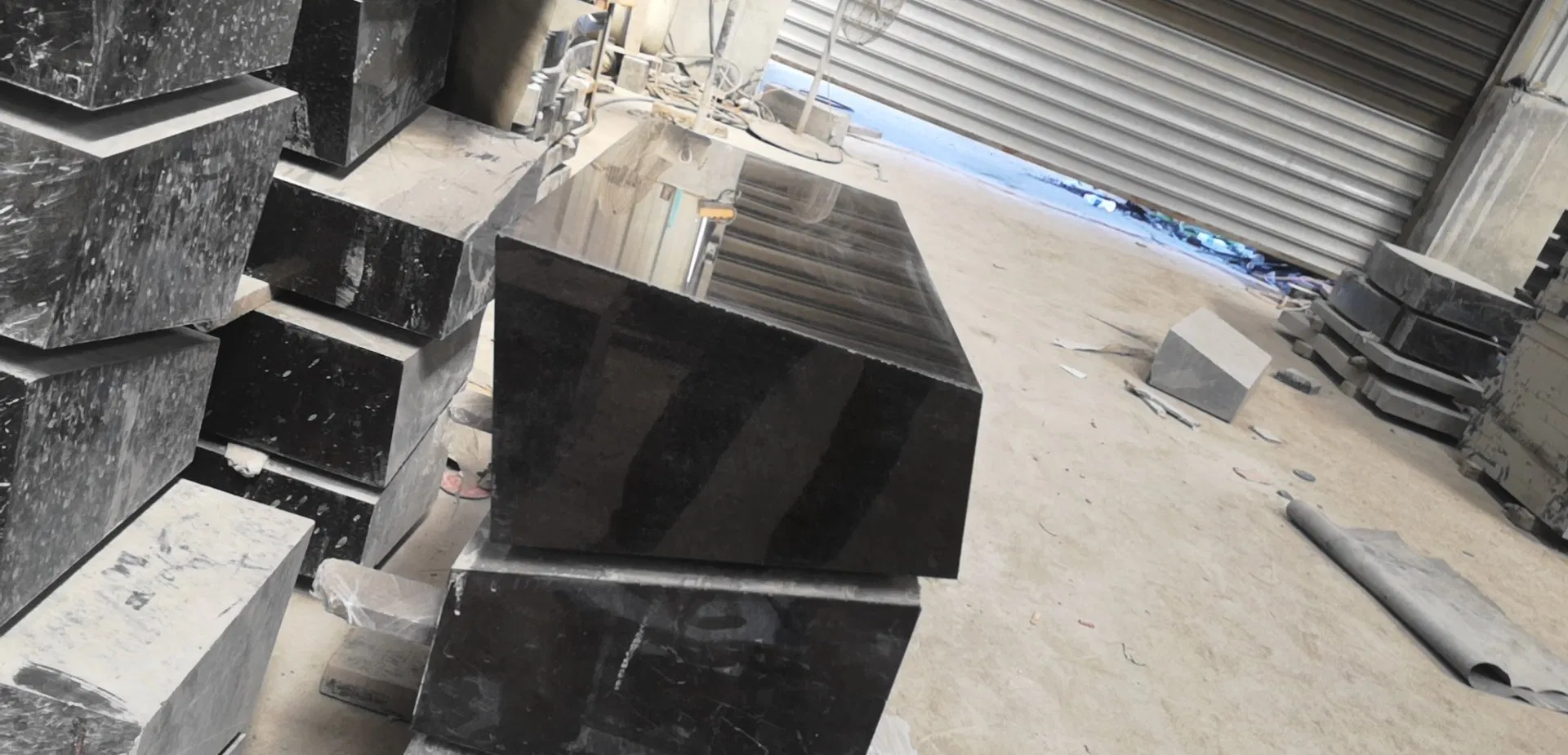 China Absolute Black Shanxi Black Granite Monuments Memorials Rock Edges