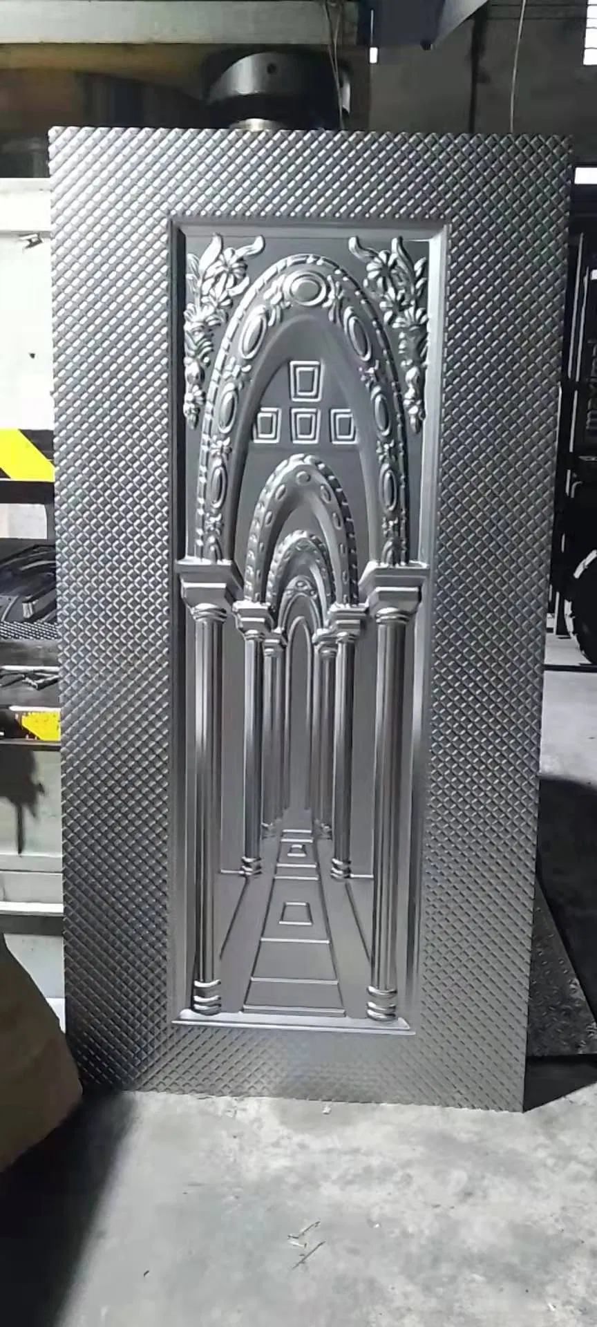 Наружная металлическая дверь с защитной панелью