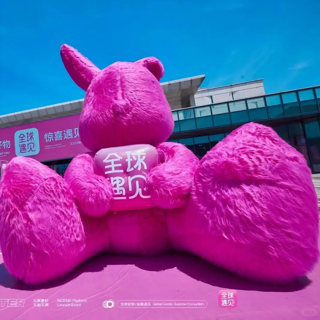 Customizable Cartoon Model Displays for Shopping Mall Events