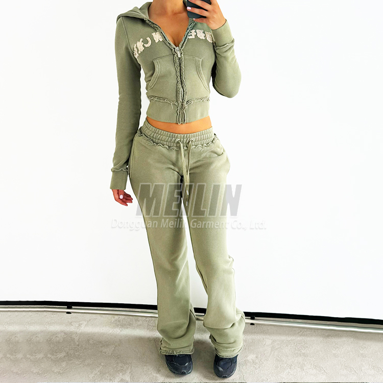 Костюм женский спортивный с капюшоном