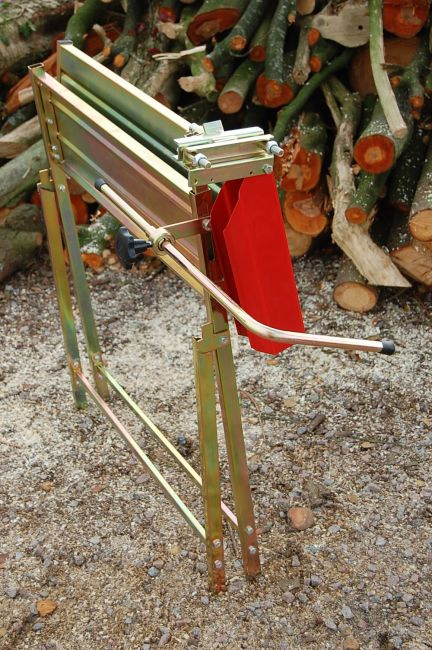 Складная металлическая козла для распила бревен с держателем бензопилы