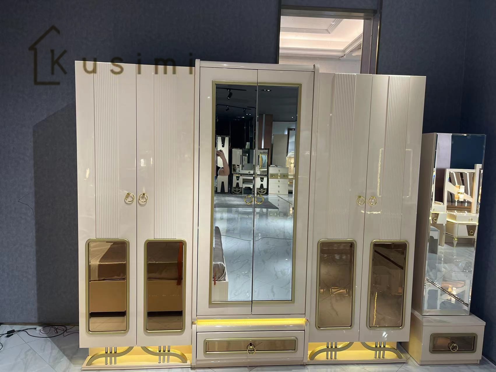 Мебель для спальни деревянная светлая комплект