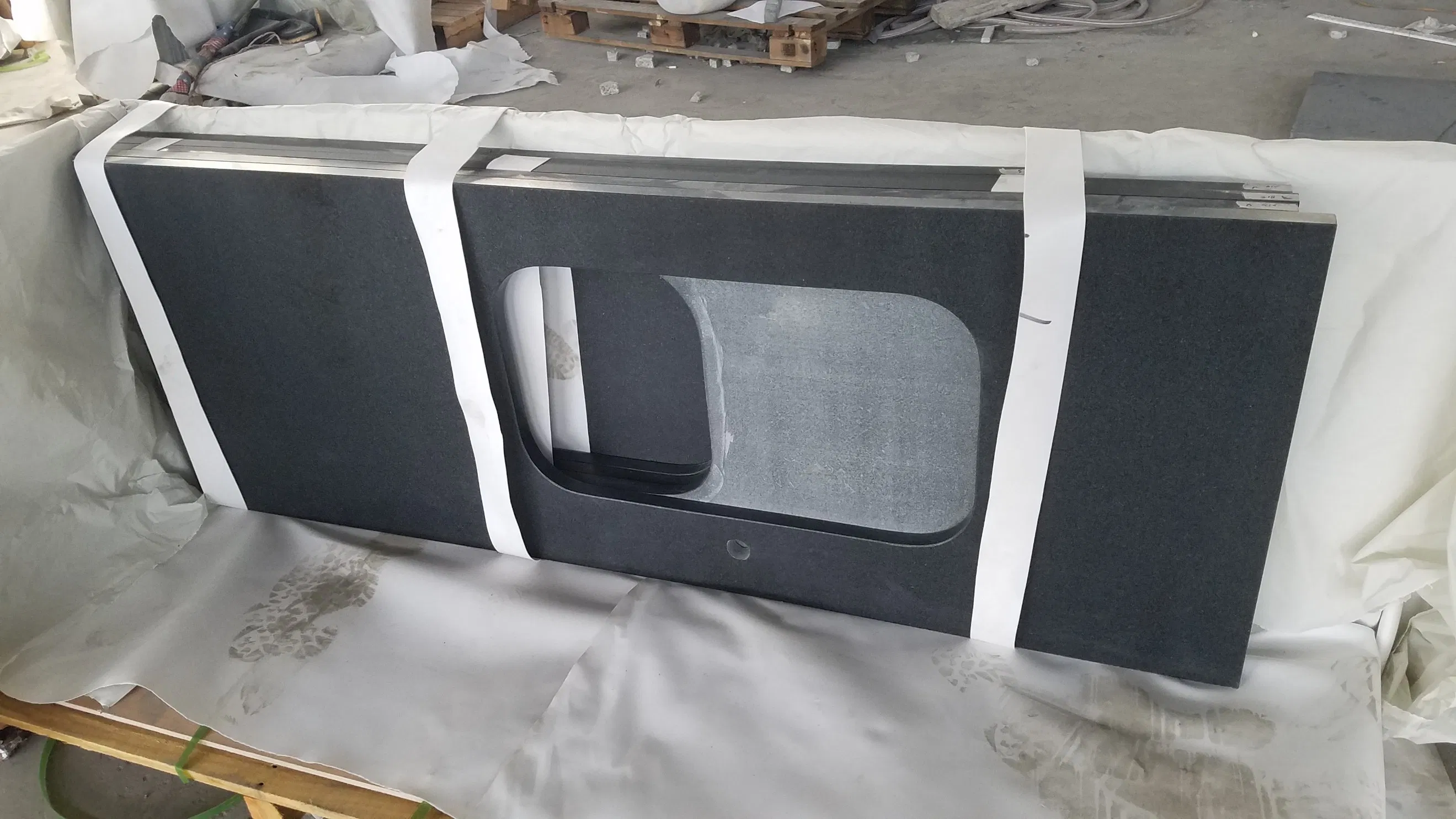 India Black Granite Natural Granite Stone Cuntertop Honed Surface