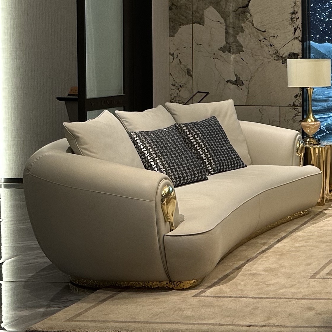 Мебель для гостиной кожаная с медной фурнитурой кованая