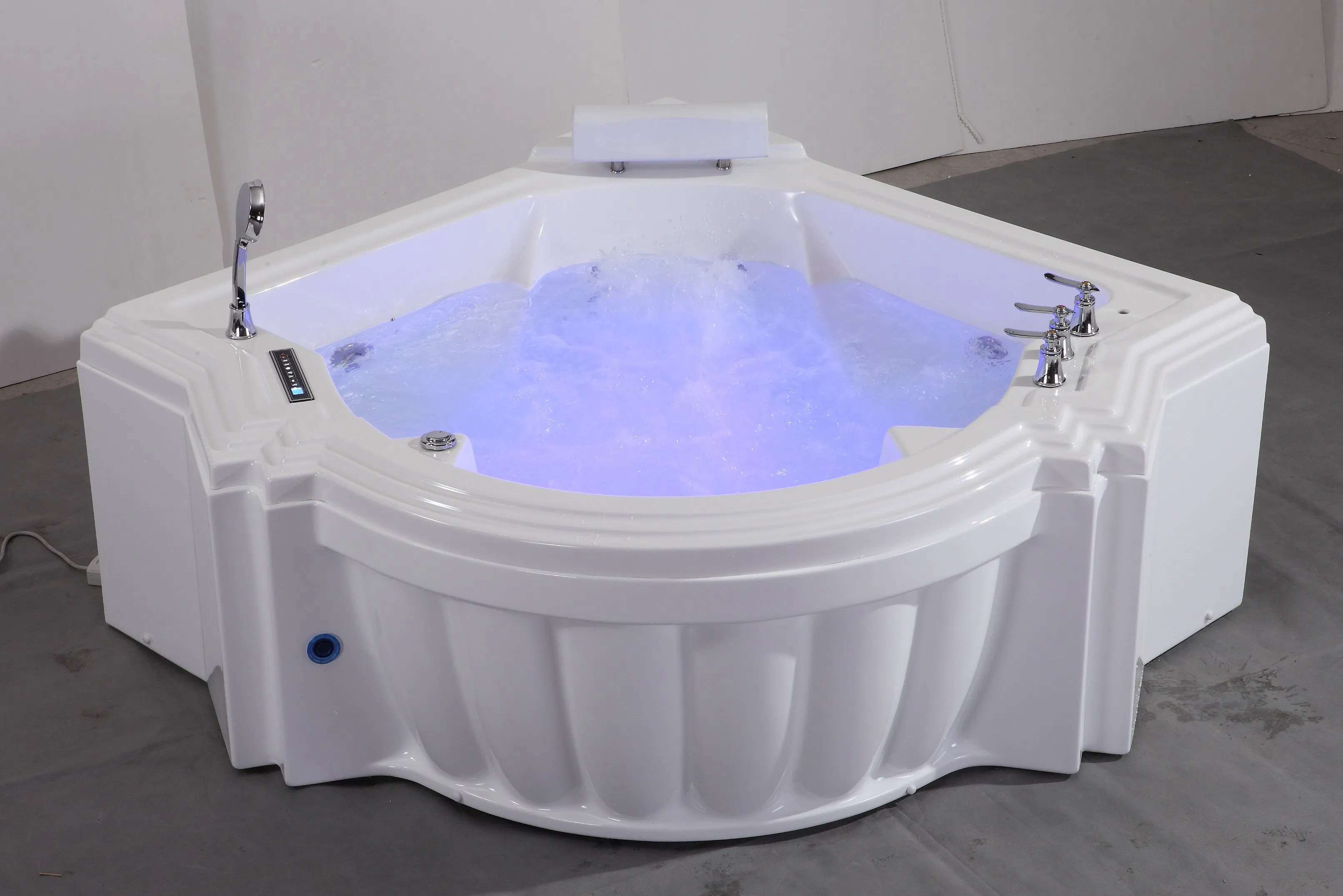 Угловая ванна с гидромассажем и водопадом