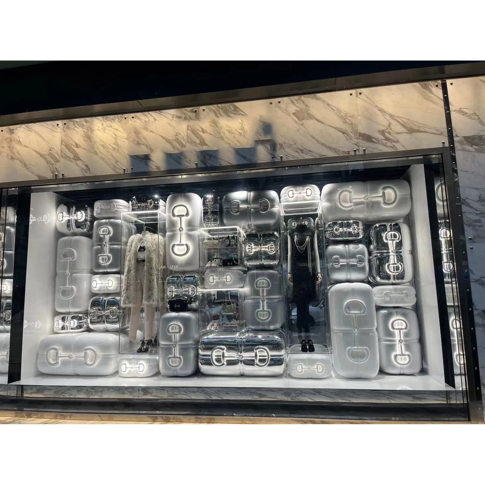 Custom Luxury Bag Window Decoration Christmas Tree Theme Window Display Props