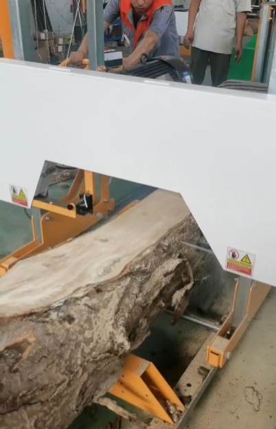 Станок ленточнопильный горизонтальный по дереву для бревен