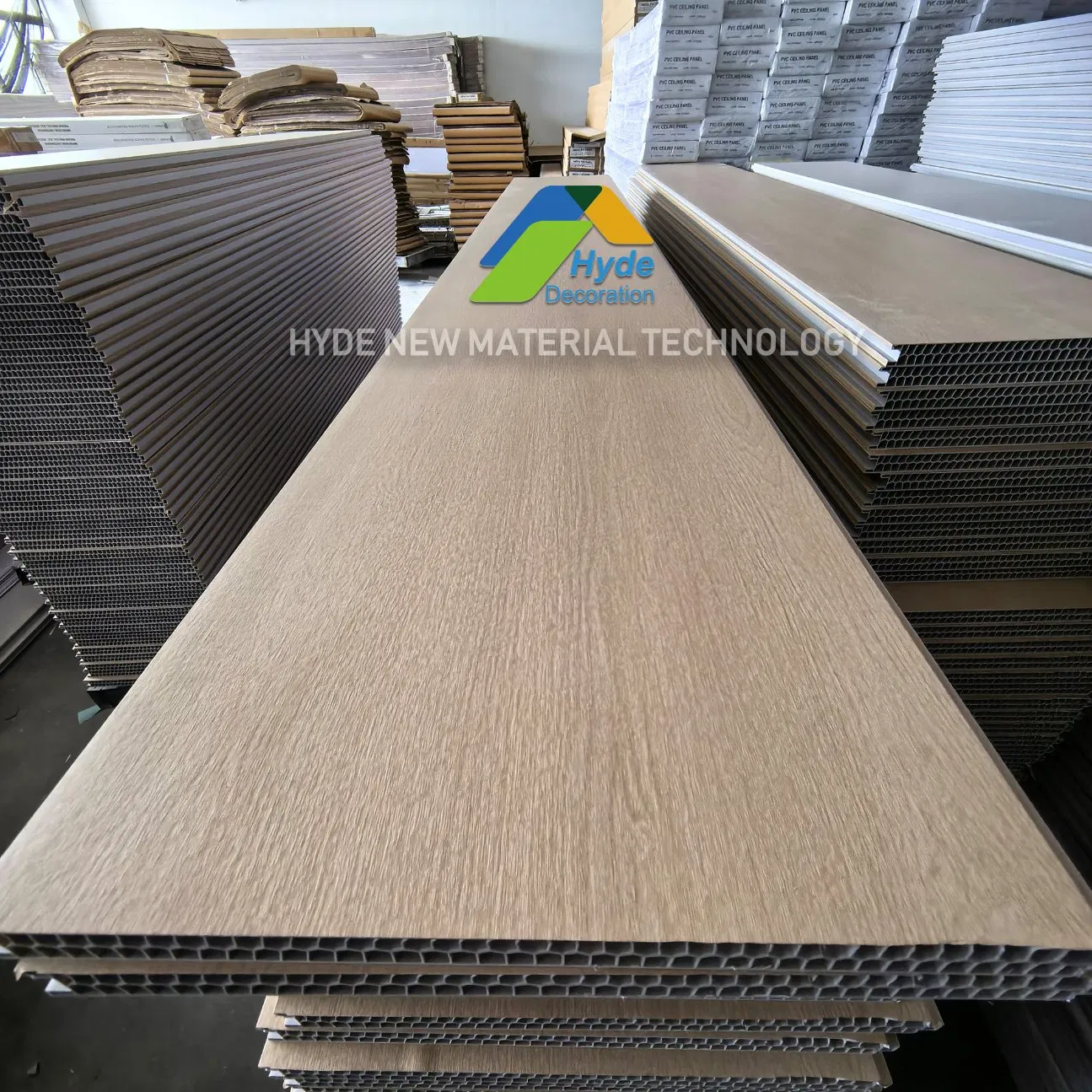 Honeycomb Core Wood Grain Pattern High Rigidity / Hardness Warp Resistant Tongue-and-Groove Middle East Heat-Resistant PVC Wall Partitions