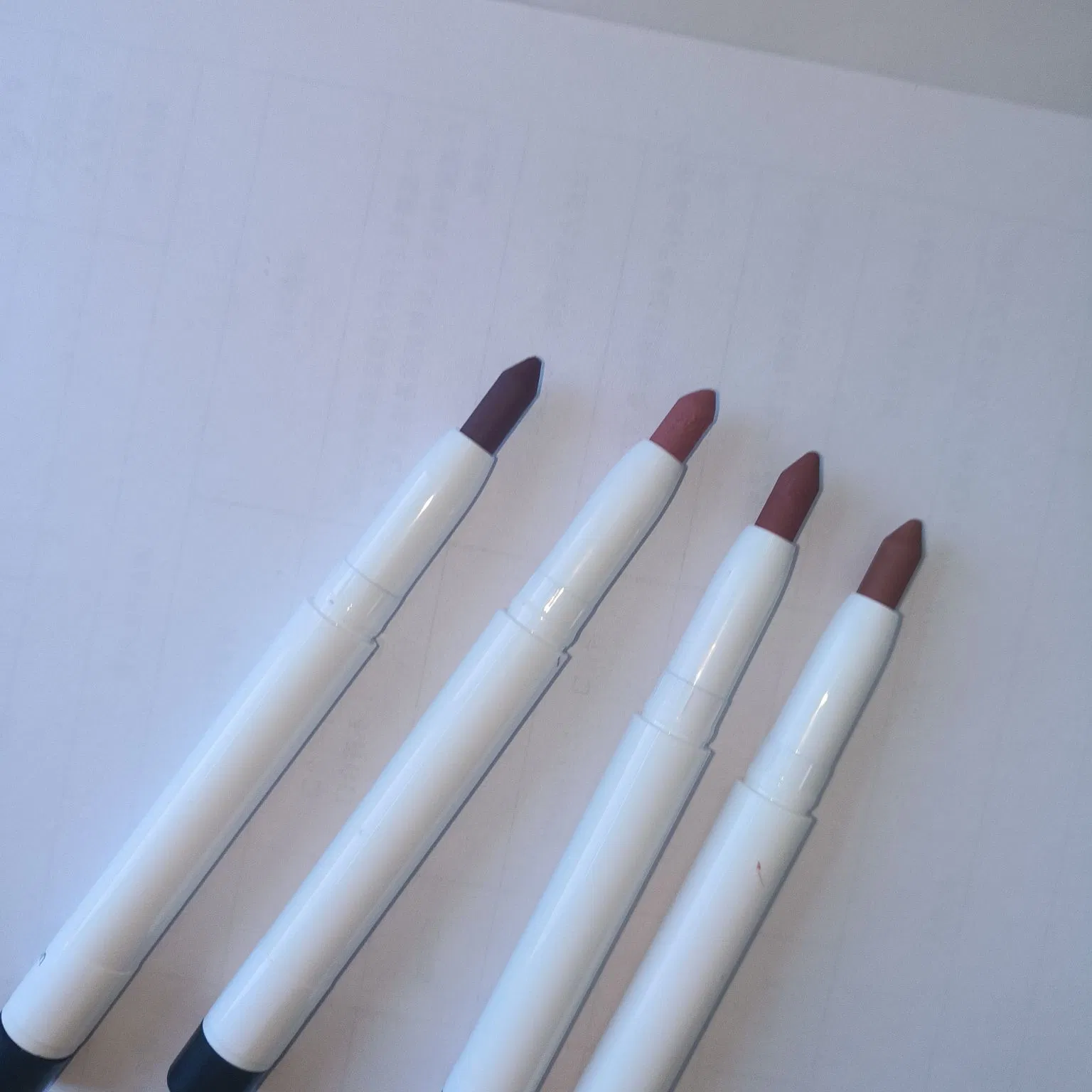 Customized Chemical-Free Lip Liner for Long-Lasting Glossy Effect