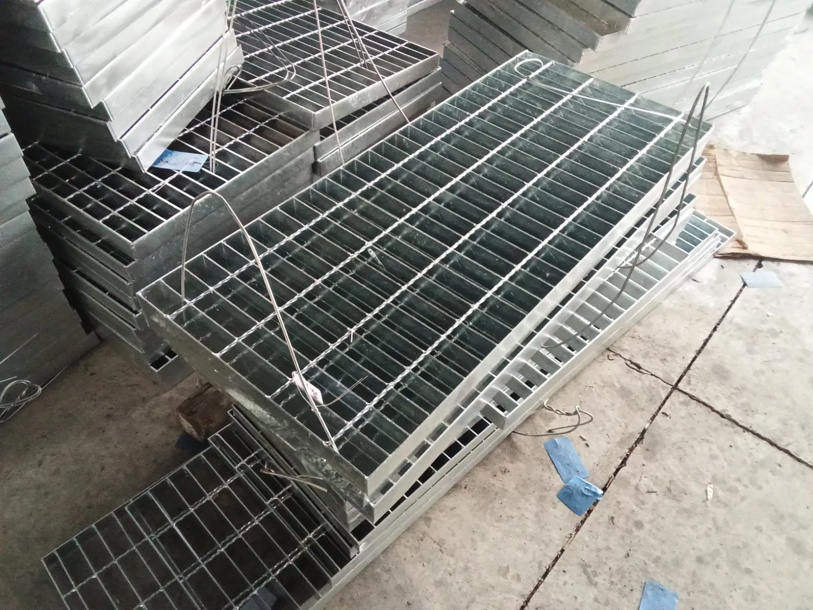 Heavy Duty Metal Brass Stair Tread Stainless Steel Grating for Park and Sewage Treatment