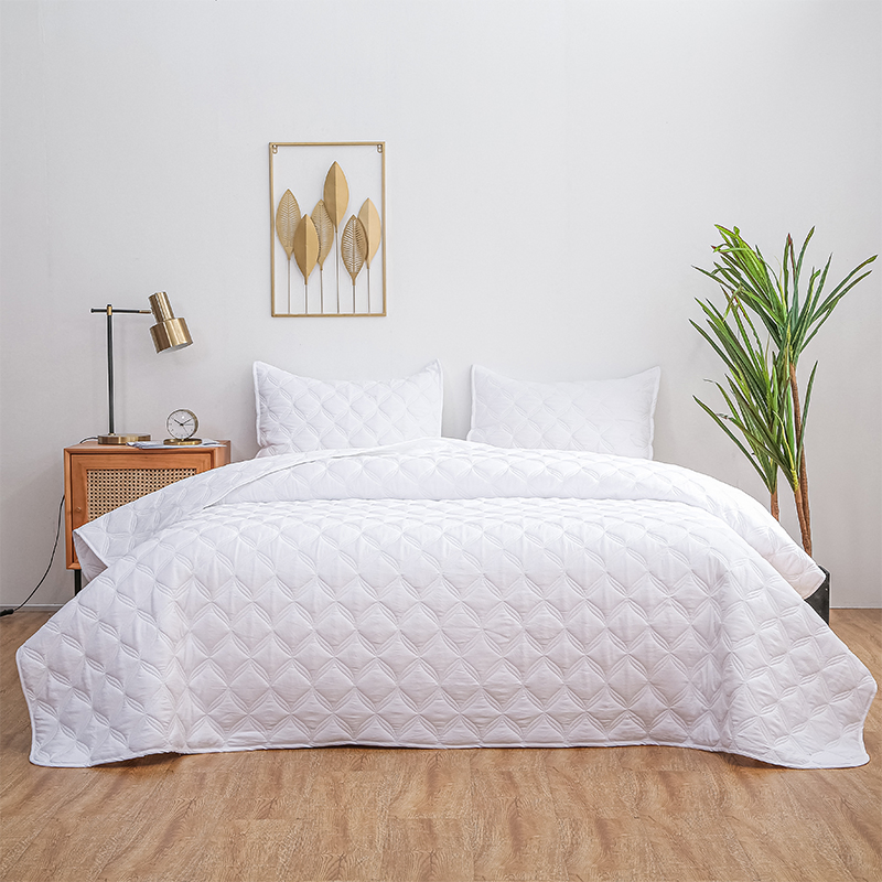 Hot Selling White Polyester Home Textile 3 Pieces Bed Cove Queen King Size Bedding Set Quilted Bedspread Manufacture