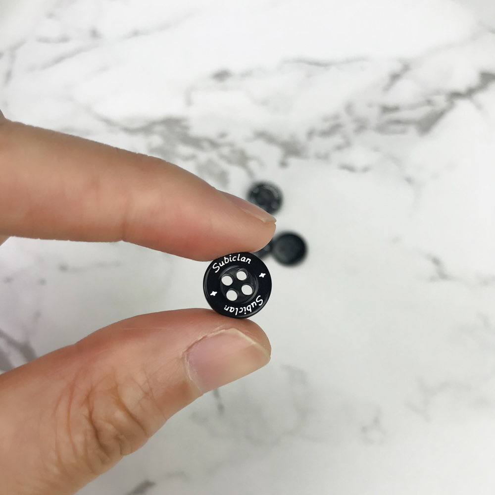 Пуговицы пластиковые для одежды 4 отверстия