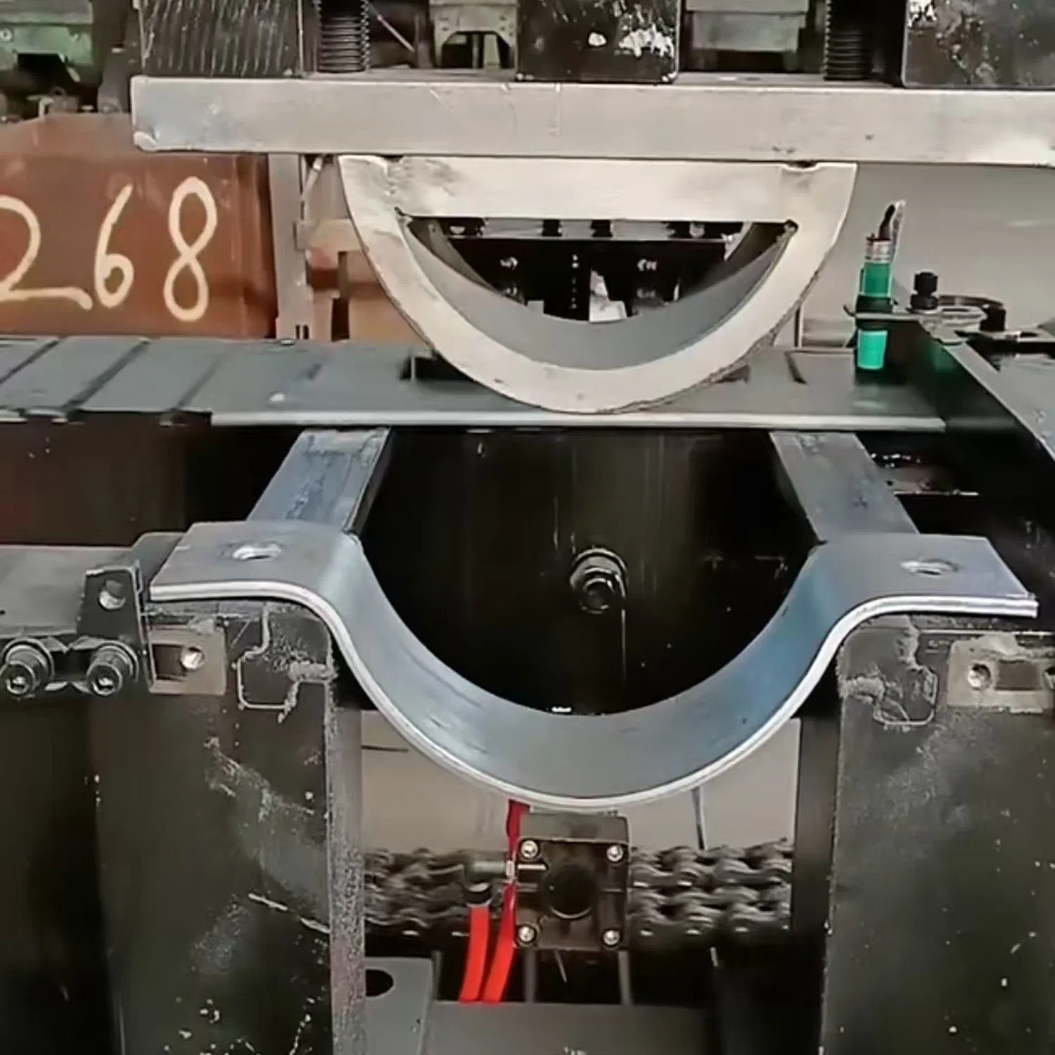 Хомут для крепления проводов на опорах ЛЭП