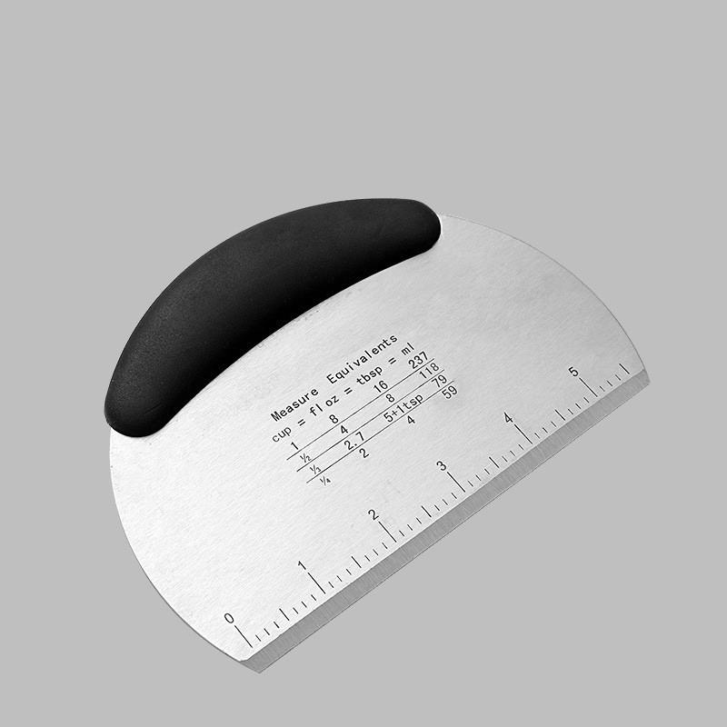 Многофункциональный скребок для теста с линейкой