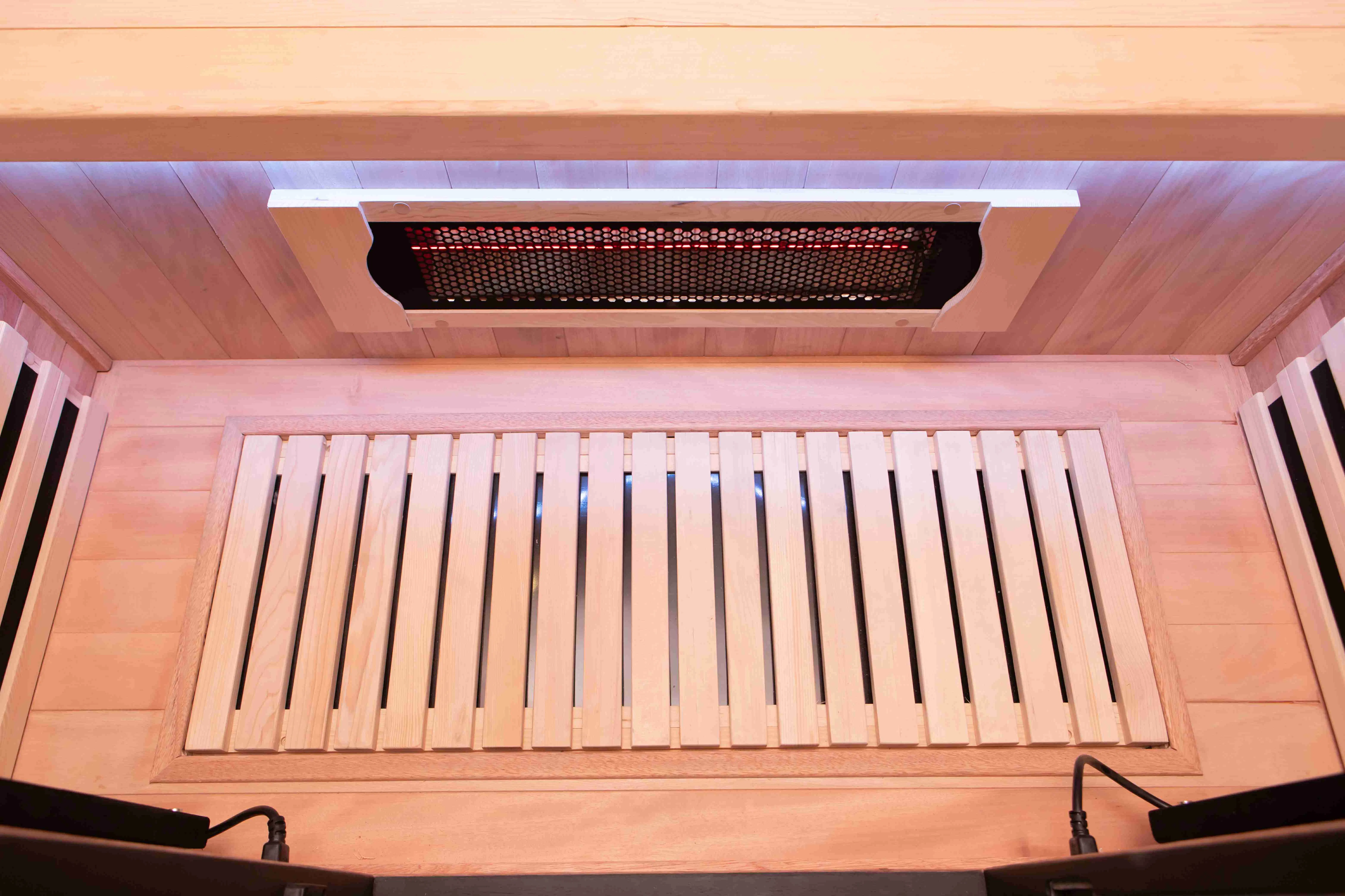 Инфракрасная сауна из термодерева с красным светом