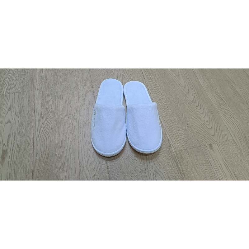 Premium Coral Fleece Hotel Slippers with Custom Logo for Guest Rooms Resorts and Spas