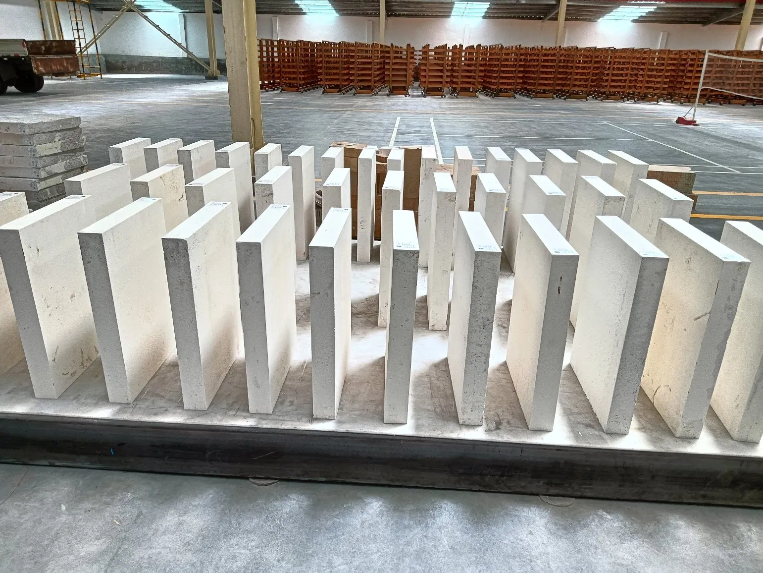 Б/У огнеупорный кирпич AZS для стекловаренных печей