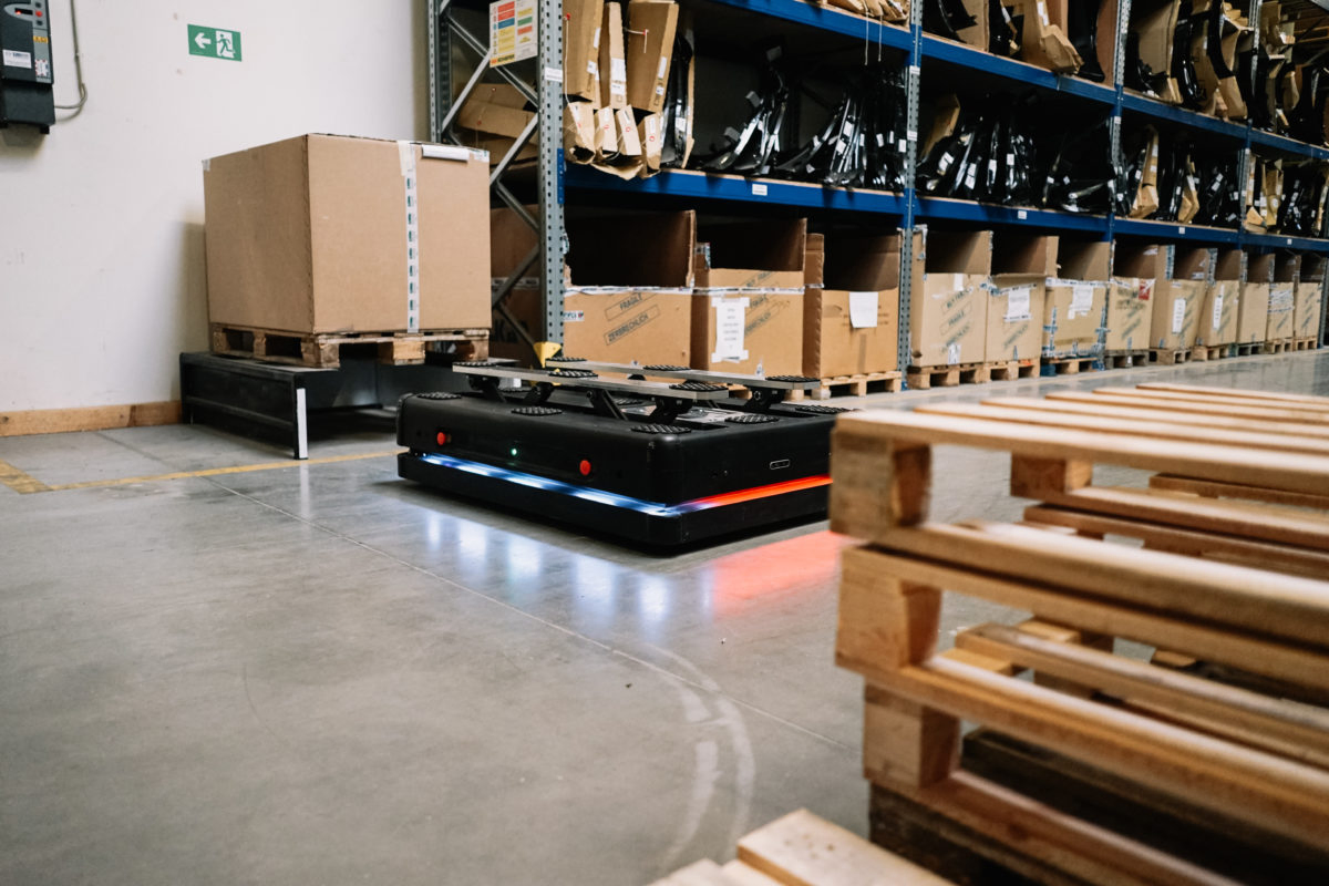 Mobile Cruise Patrol Robot Smart Platform Solution for Real-Time Wireless Communication Material Delivery High-Tech Material Fast Two-Dimensional Code Slam