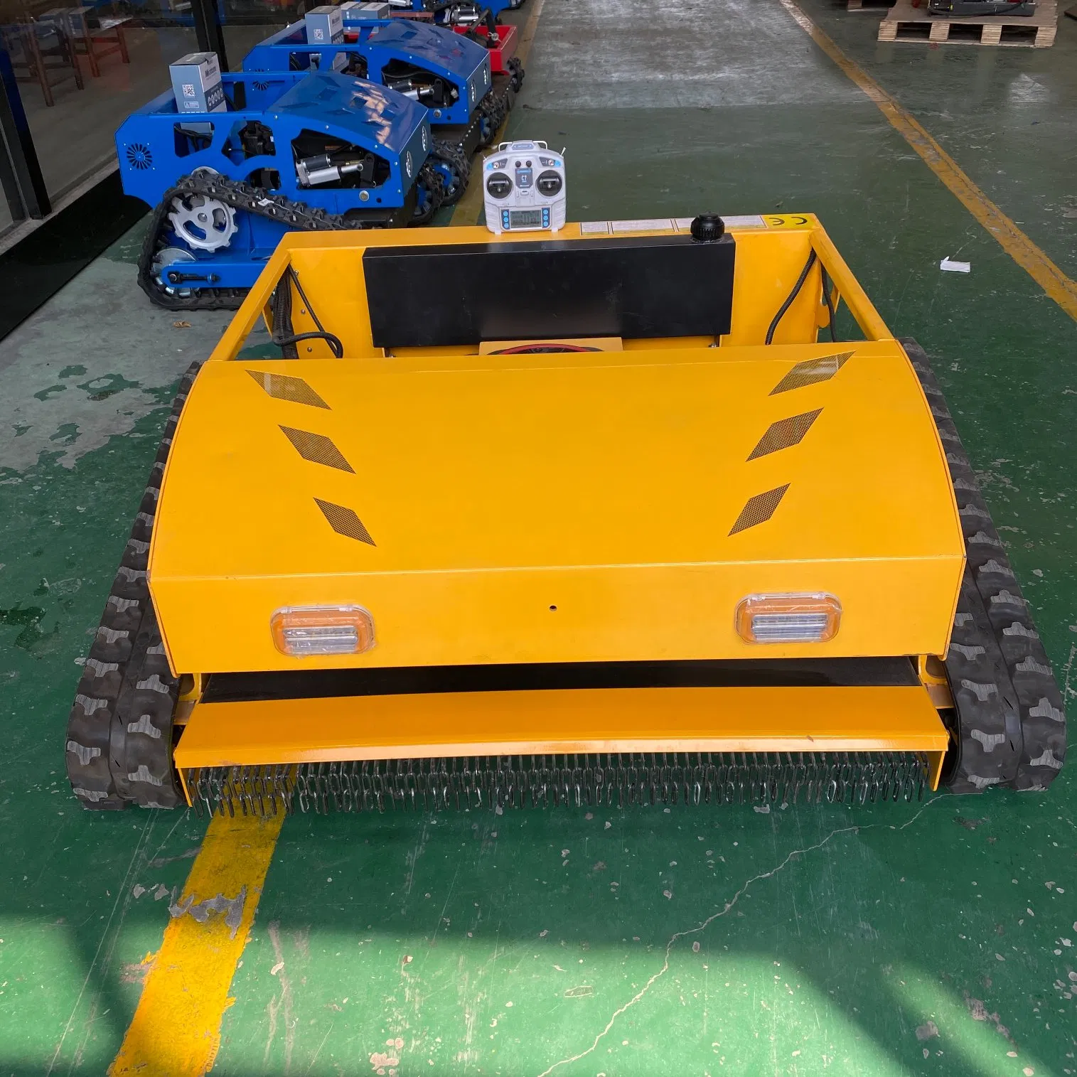 Робот-газонокосилка на дизеле с дистанционным управлением