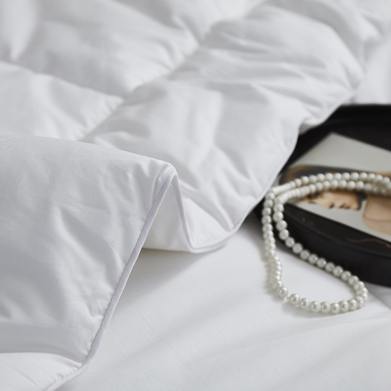 Wholesale Down Alternative Microfiber Filling Duvet Queen Size Custom Hotel Quilt