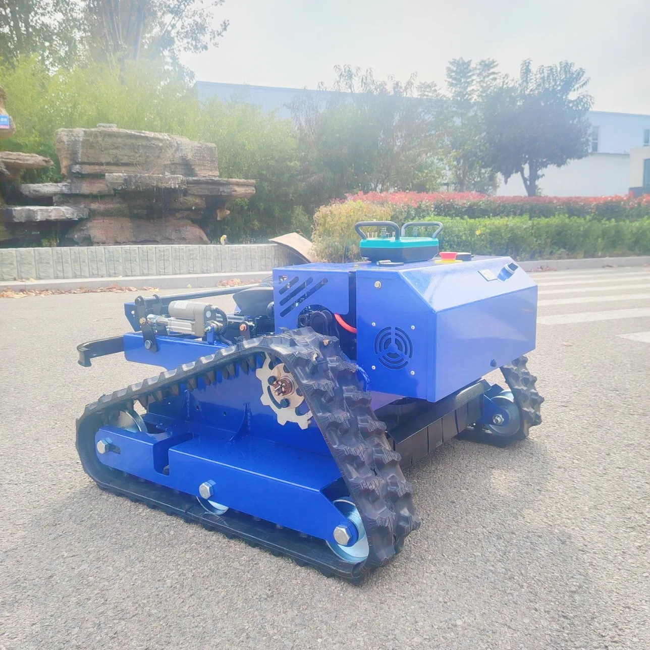 Гусеничная газонокосилка с дистанционным управлением