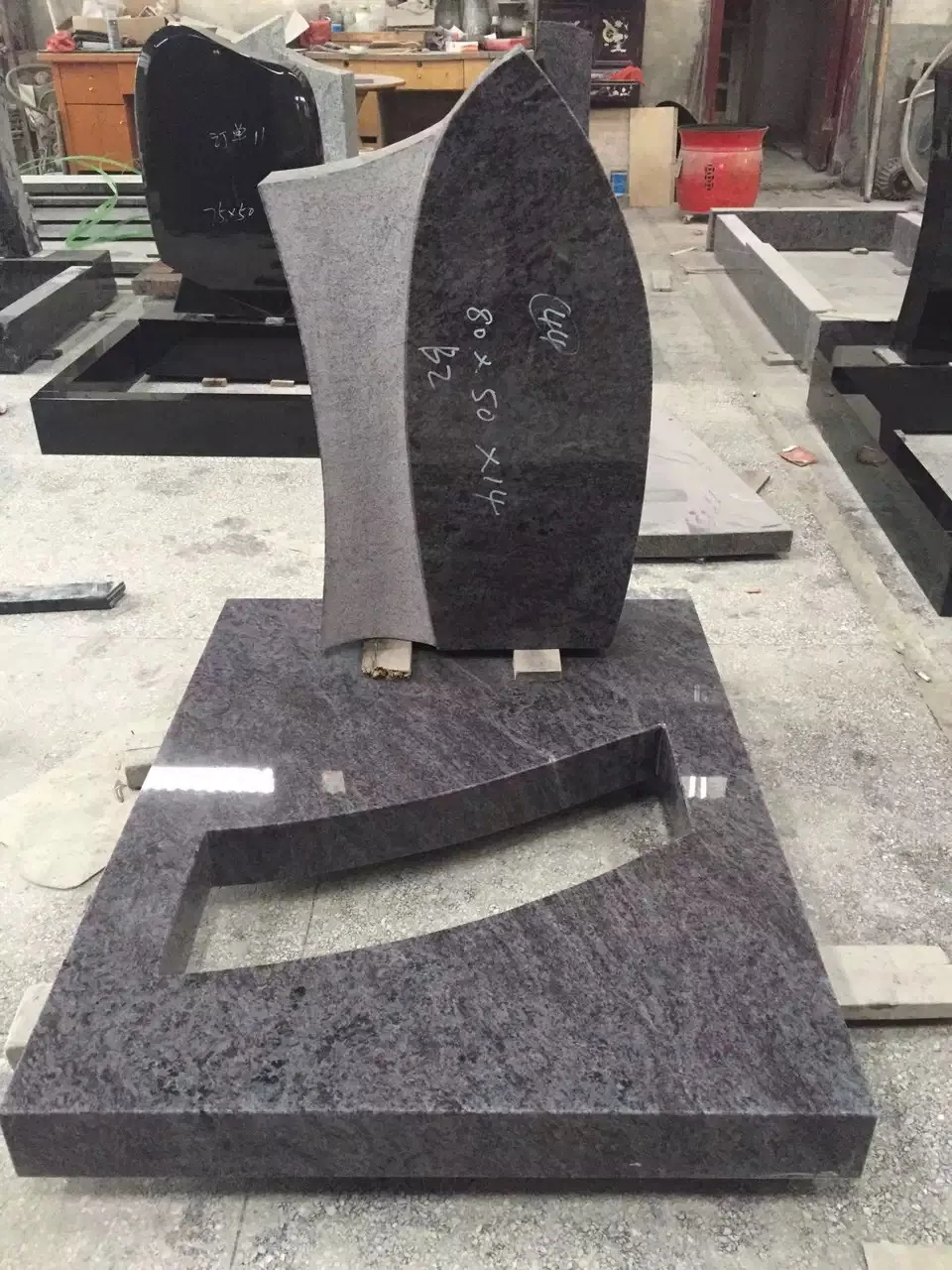 Customized Size Manufacture Direct Sale Granite Carving Headstone, Slant Beveled Shape Markers Hand Carving, Machine Carving Memorial Monument Design