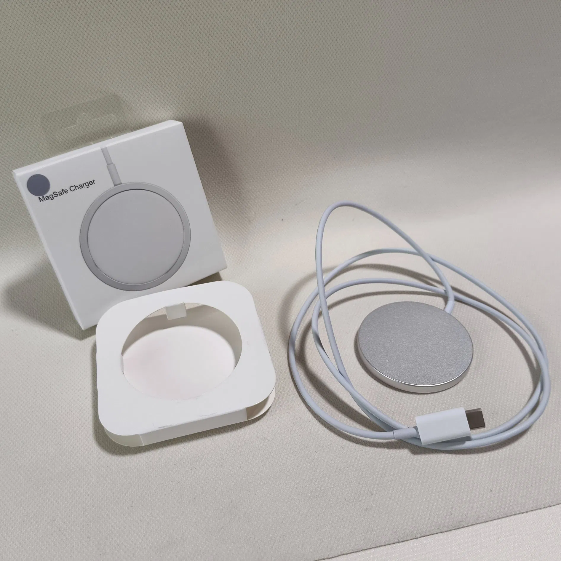 Магнитный зарядник MagSafe 20W, белый