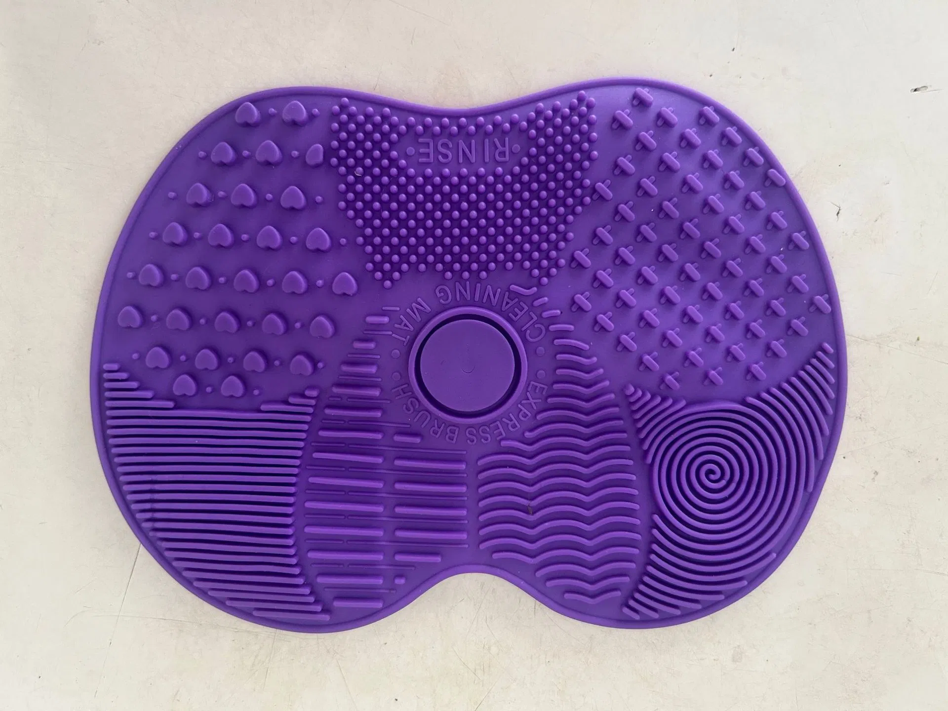 Silicone Apple-Shaped Makeup Brush Cleaning Mat Portable with Suction Cups Reusable Beauty Tool (In Stock)