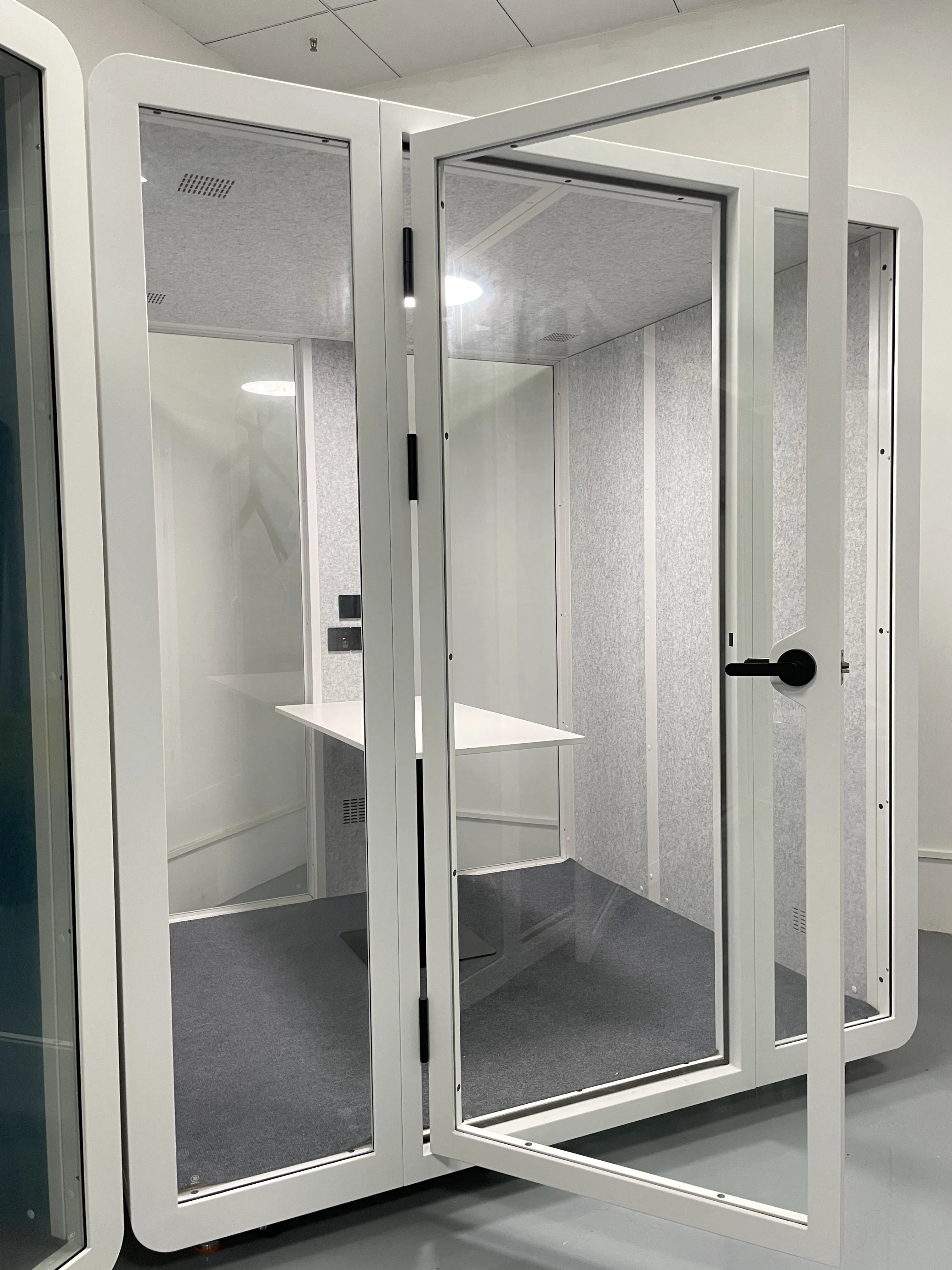 Premium 15 Db Soundproof Booth for Quiet Workspaces Phone Office Pod