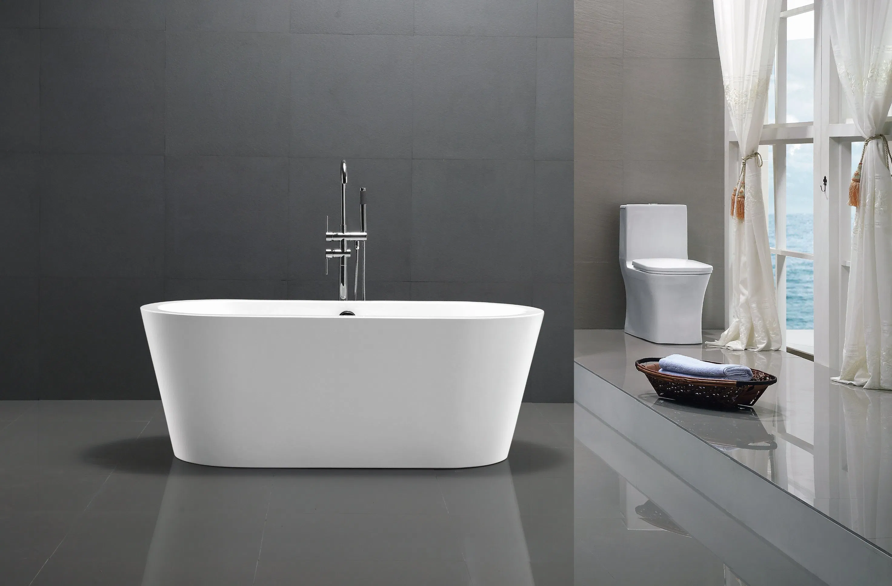 Белая отдельностоящая ванна с краном