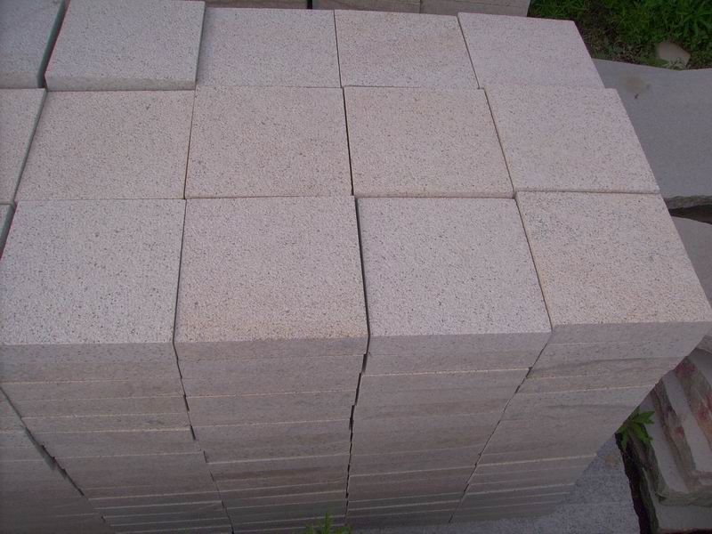 G682 Golden Sand Yellow/Rusty Granite Paving Stone with Bushhammered Flamed Saw Cut Surface