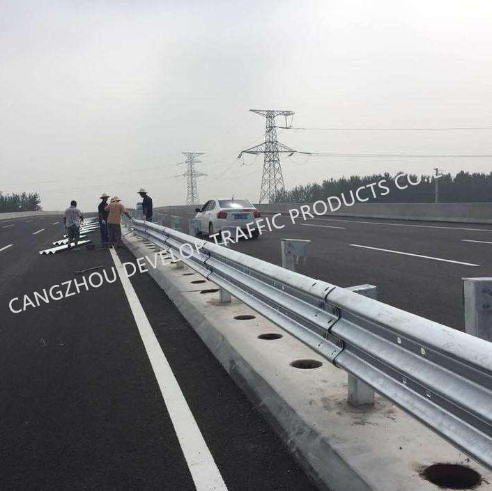 Anti-Corrosion Customized Steel Galvanized Highway Guardrail Three Waves Highway Guard Rail for Roadside