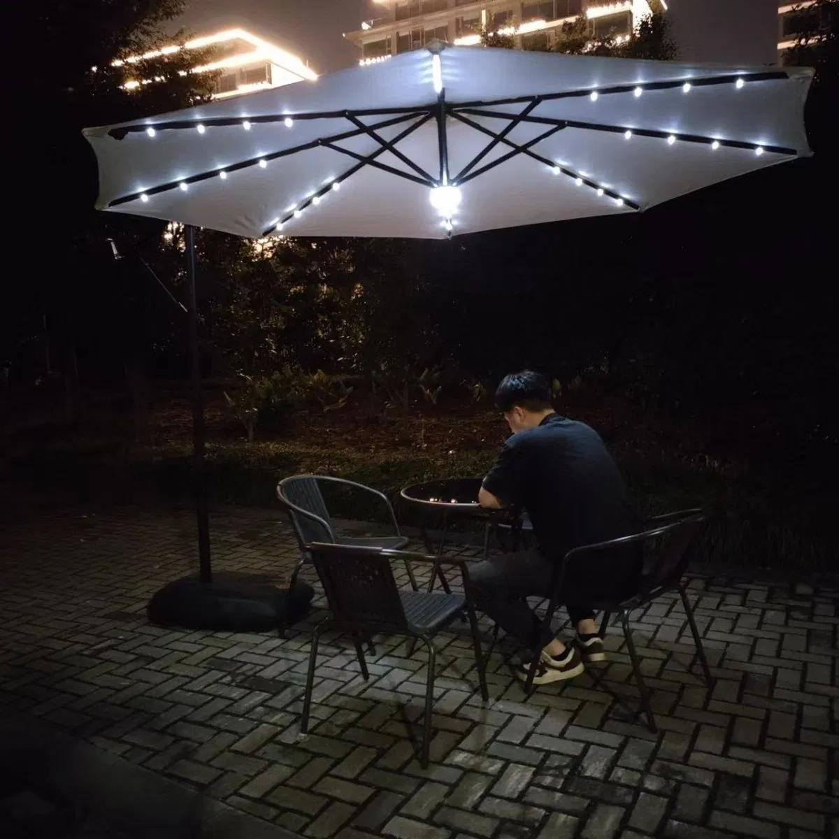 Большой садовый зонт с LED-подсветкой и солнечной панелью