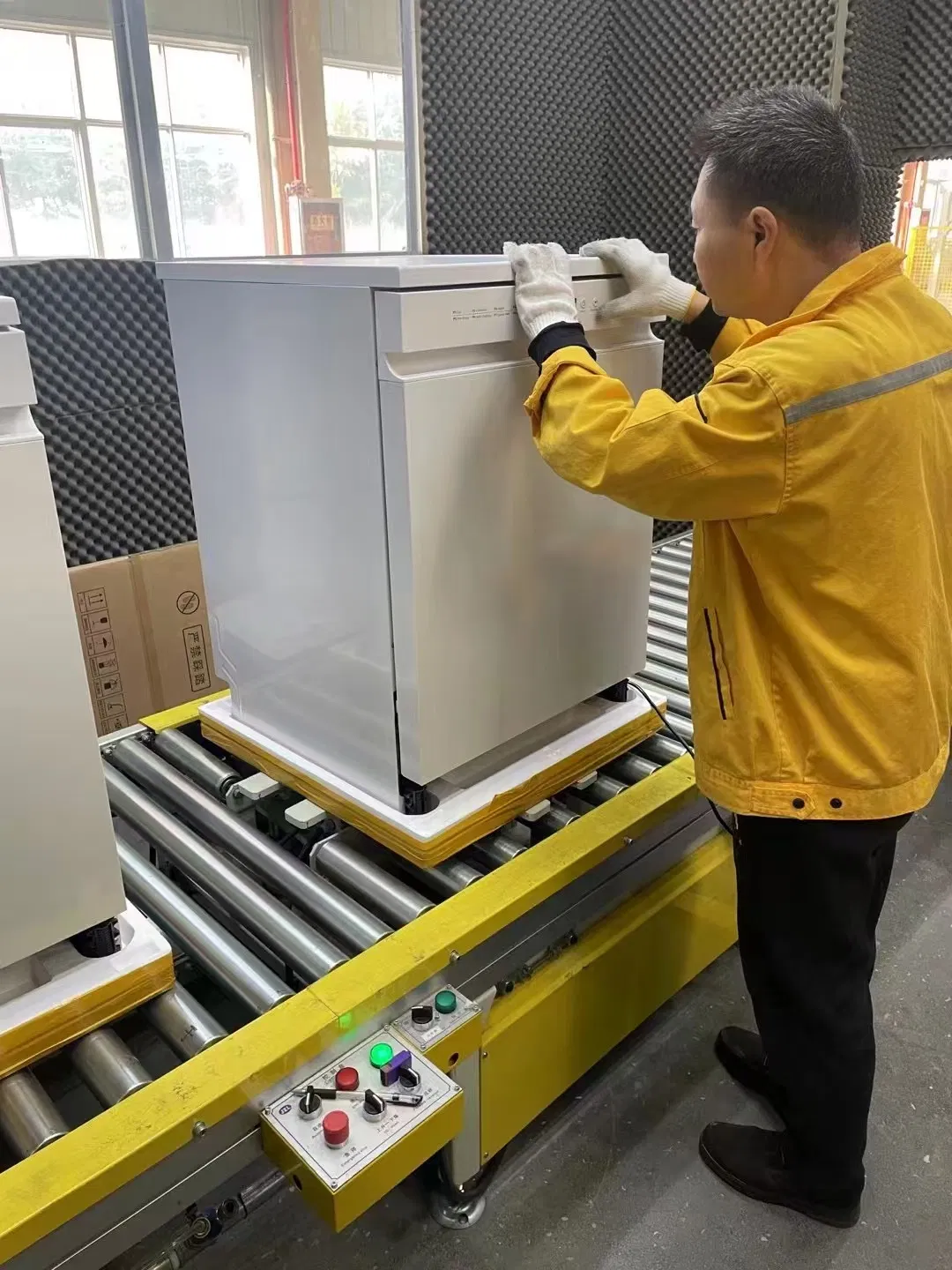 Compact Fully Embedded Free-Standing Dishwasher for Efficient Cleaning