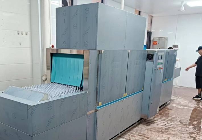 Reliable Hood Type Commercial Dishwasher for Heavy-Duty Kitchen Use