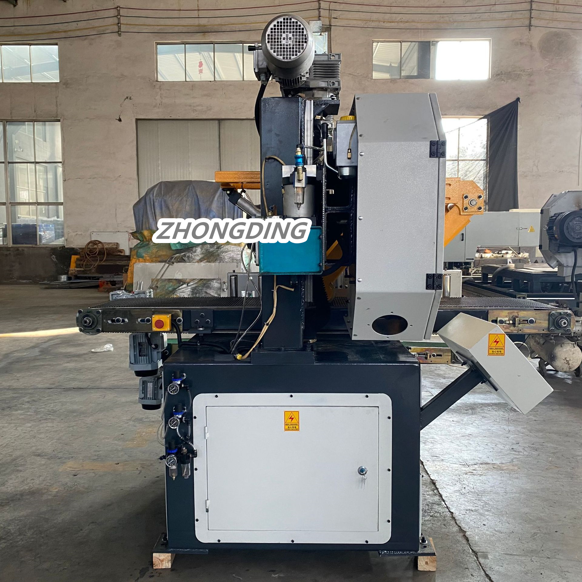 Станок ленточнопильный вертикальный по дереву с автоподачей