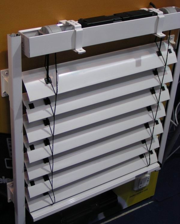 Моторизованные алюминиевые рулонные жалюзи Zebra