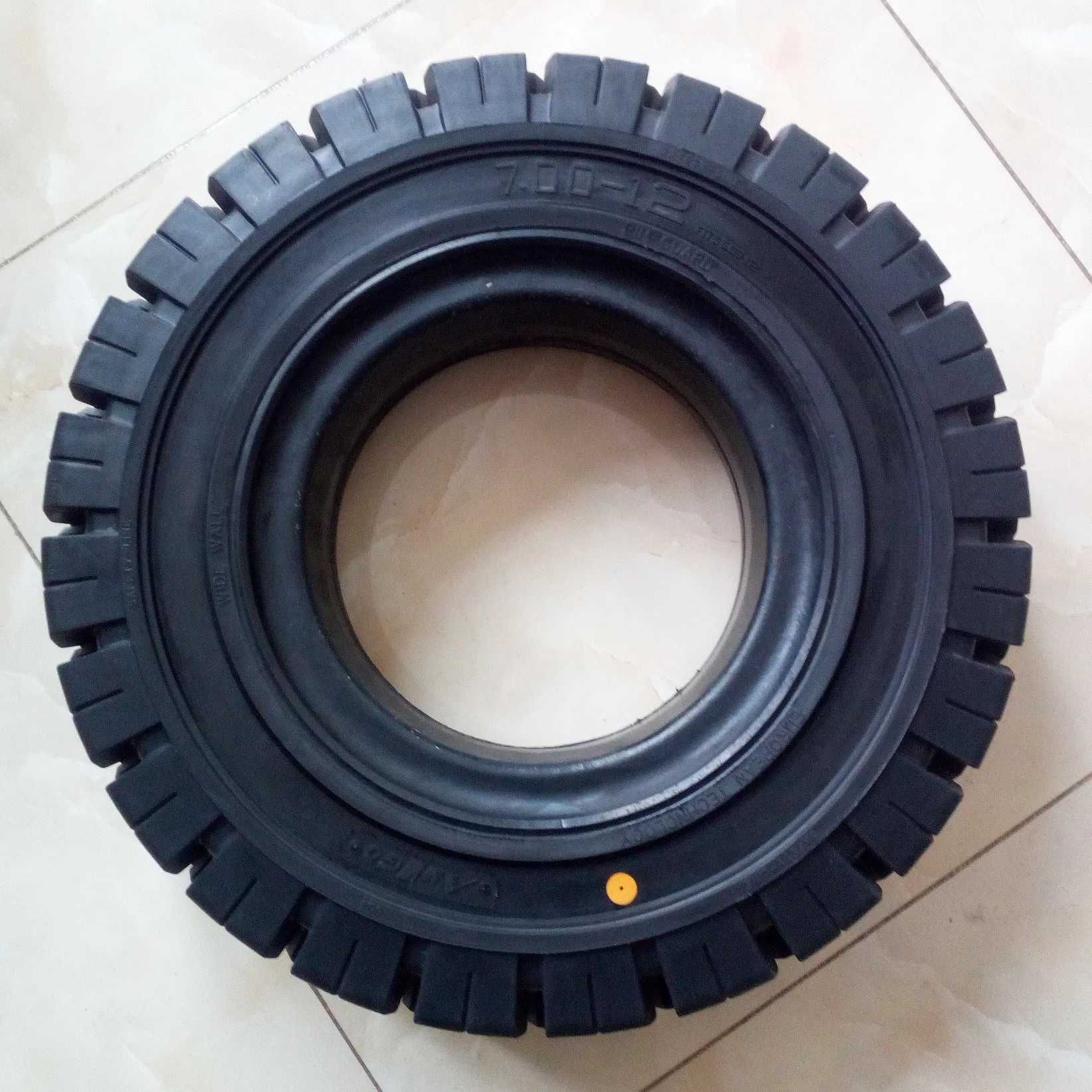 Шина цельнолитая Anygo XZ18 для погрузчиков